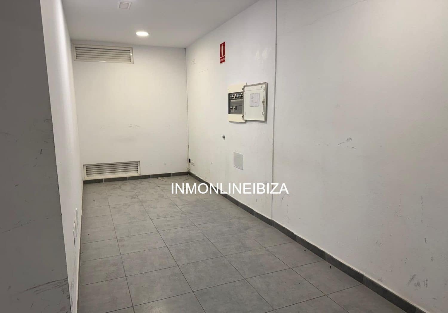 Commercial for rent in Sant Antoni de Portmany - € 1,800 (Ref: 9930033)