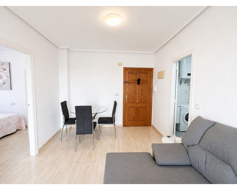 2 makuuhuone Huoneisto myytävänä paikassa Torrevieja mukana uima-altaan - 149 900 € (Ref: 10008167)