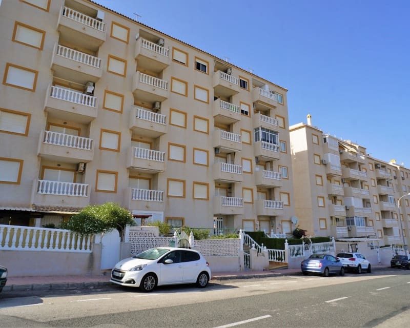 2 makuuhuone Huoneisto myytävänä paikassa Torrevieja mukana uima-altaan - 149 900 € (Ref: 10008167)