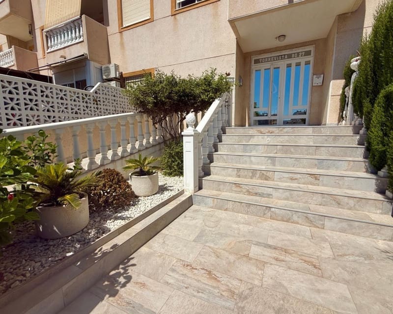 2 makuuhuone Huoneisto myytävänä paikassa Torrevieja mukana uima-altaan - 149 900 € (Ref: 10008167)