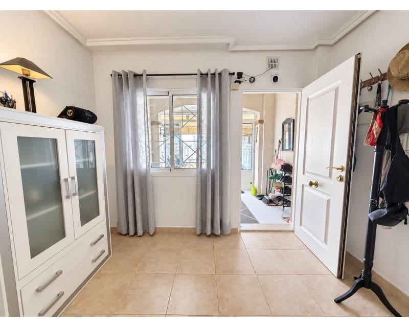 2 makuuhuone Huoneisto myytävänä paikassa Torrevieja mukana uima-altaan - 185 000 € (Ref: 10117490)