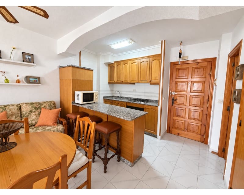 1 makuuhuone Huoneisto myytävänä paikassa Torrevieja mukana uima-altaan - 139 900 € (Ref: 10140305)