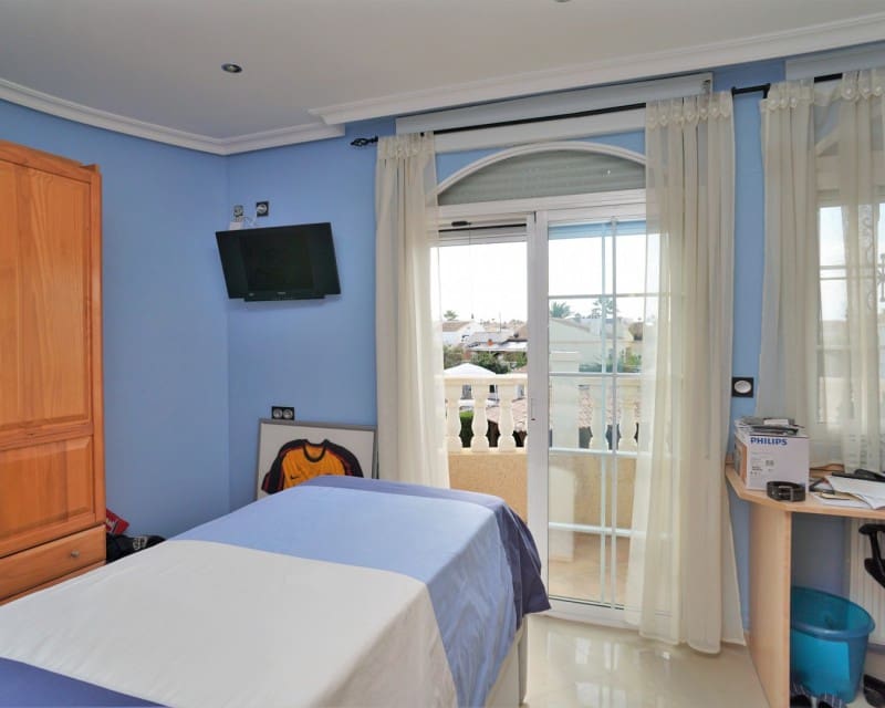 6 soverom Villa til salgs i Torrevieja med svømmebasseng - € 749 000 (Ref: 5013109)