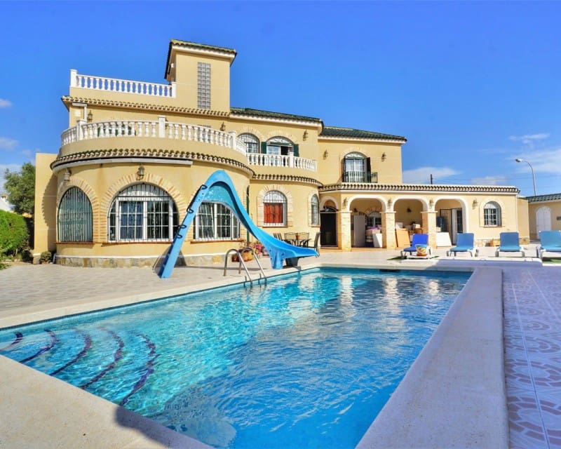 6 soverom Villa til salgs i Torrevieja med svømmebasseng - € 749 000 (Ref: 5013109)
