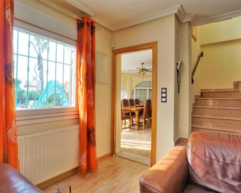 6 soverom Villa til salgs i Torrevieja med svømmebasseng - € 749 000 (Ref: 5013109)