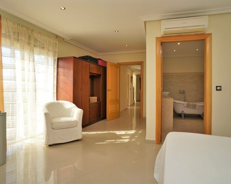 6 soverom Villa til salgs i Torrevieja med svømmebasseng - € 749 000 (Ref: 5013109)