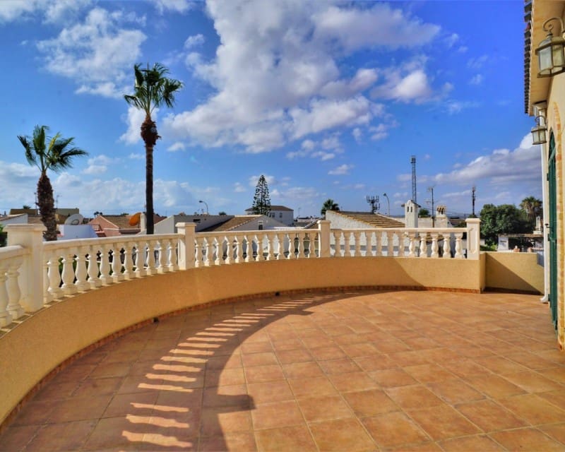 6 soverom Villa til salgs i Torrevieja med svømmebasseng - € 749 000 (Ref: 5013109)