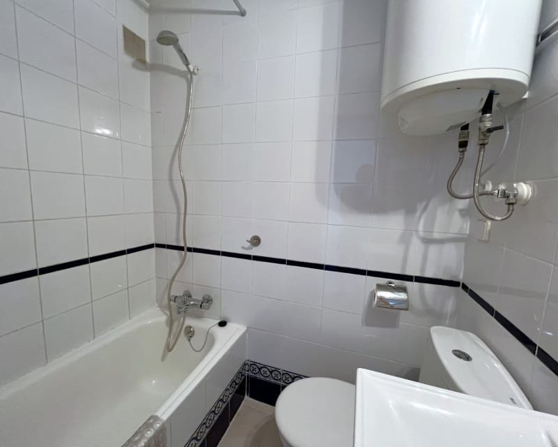 2 soveværelse Lejlighed til leje i Torrevieja med swimmingpool - € 750 (Ref: 5523523)