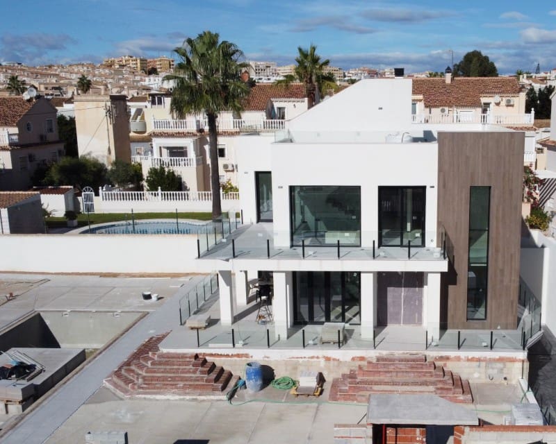 4 quarto Moradia para venda em Torrevieja com piscina - 1 595 000 € (Ref: 7344320)