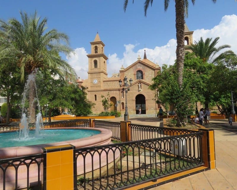 2 soveværelse Bungalow til salg i Torrevieja med swimmingpool garage - € 305.000 (Ref: 8012558)