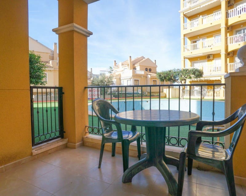 2 makuuhuone Huoneisto vuokrattavana paikassa Torrevieja mukana uima-altaan - 650 € (Ref: 8049668)
