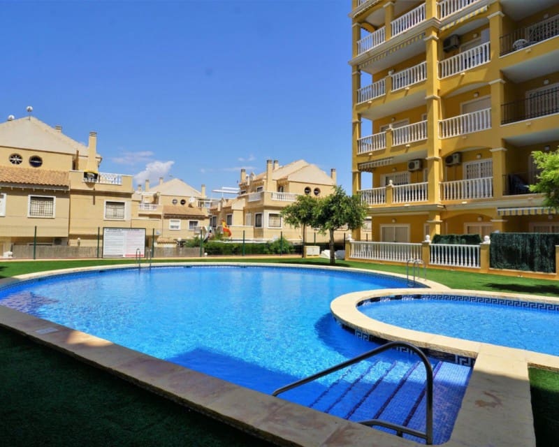 2 makuuhuone Huoneisto vuokrattavana paikassa Torrevieja mukana uima-altaan - 650 € (Ref: 8049668)