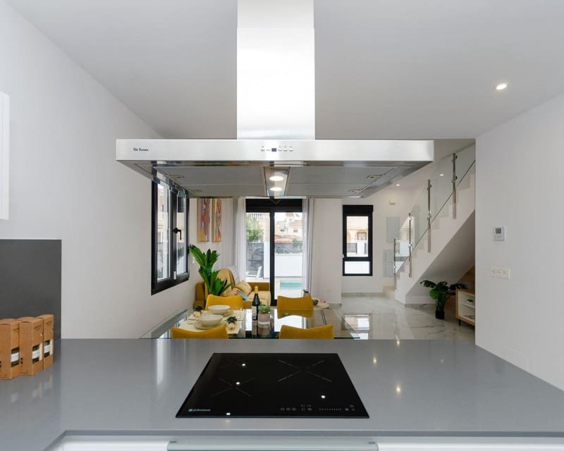 3 bedroom Villa for sale in Torrevieja with pool garage - € 409,000 (Ref: 8113485)