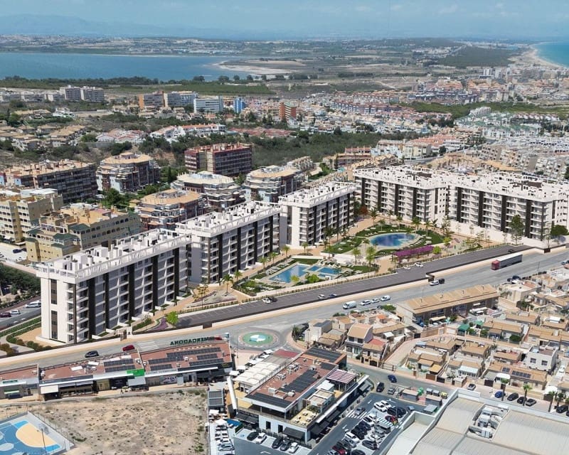 3 soverom Penthouse til salgs i Torrevieja med svømmebasseng garasje - € 540 000 (Ref: 8287176)
