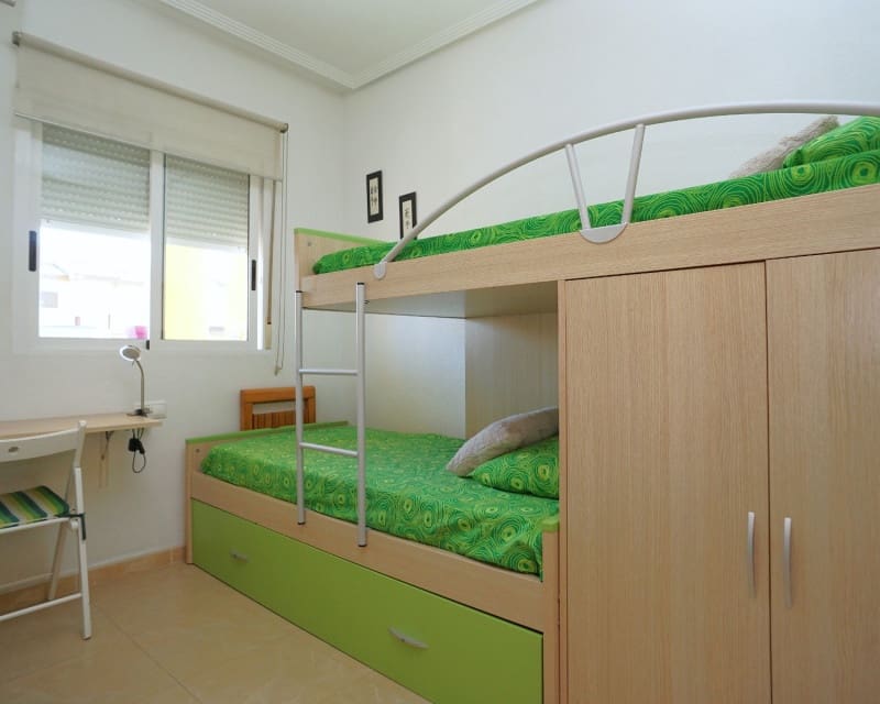 2 slaapkamer Appartement te huur in Torrevieja met zwembad - € 780 (Ref: 8492971)