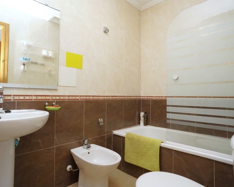 2 slaapkamer Appartement te huur in Torrevieja met zwembad - € 780 (Ref: 8492971)