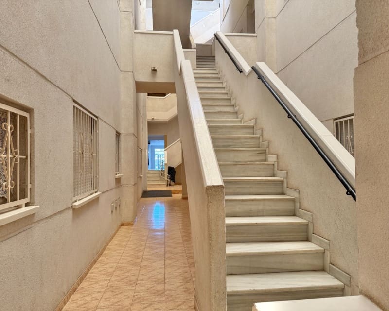 2 sovrum Lägenhet att hyra i Torrevieja med pool - 750 € (Ref: 8893659)