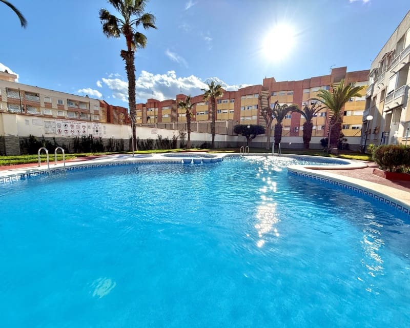 2 sovrum Lägenhet att hyra i Torrevieja med pool - 750 € (Ref: 8893659)
