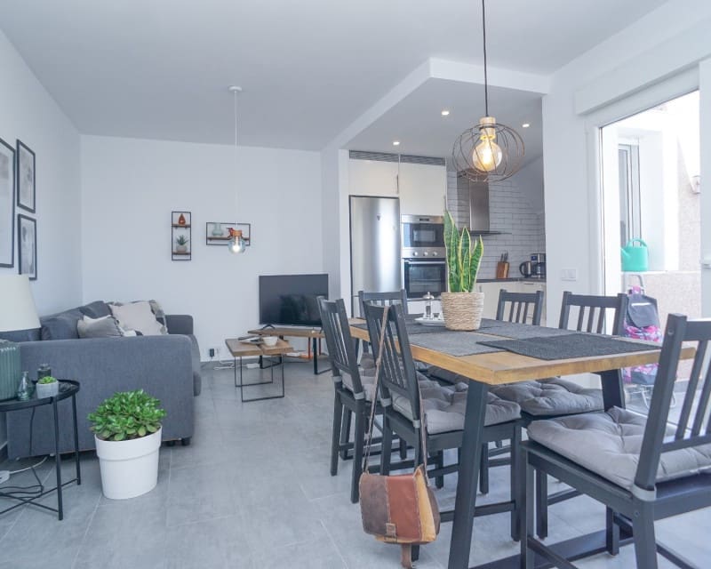 2 bedroom Apartment for rent in Torrevieja - € 1,100 (Ref: 8938051)