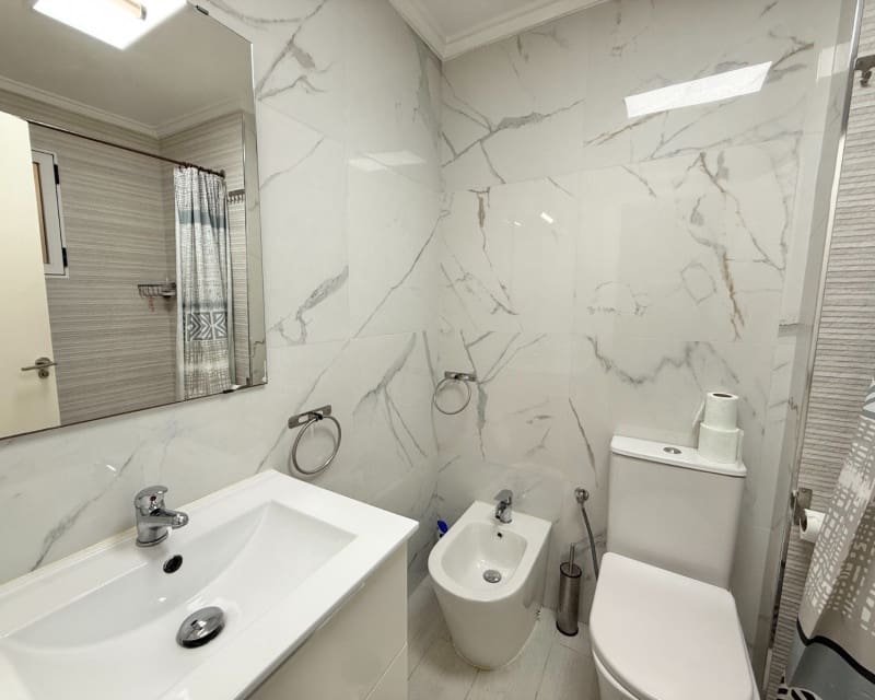 2 soveværelse Lejlighed til leje i Torrevieja - € 675 (Ref: 9049224)