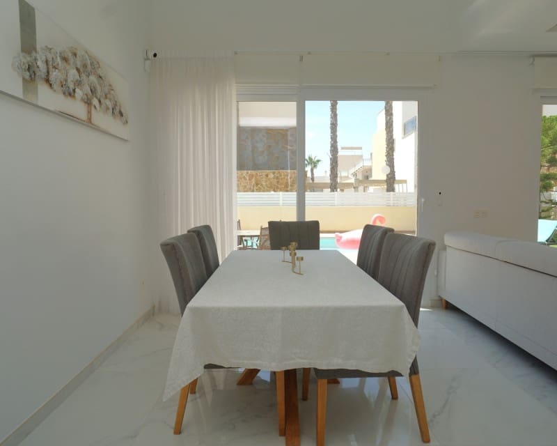 3 slaapkamer Villa te koop in Torrevieja met zwembad - € 749.000 (Ref: 9129025)