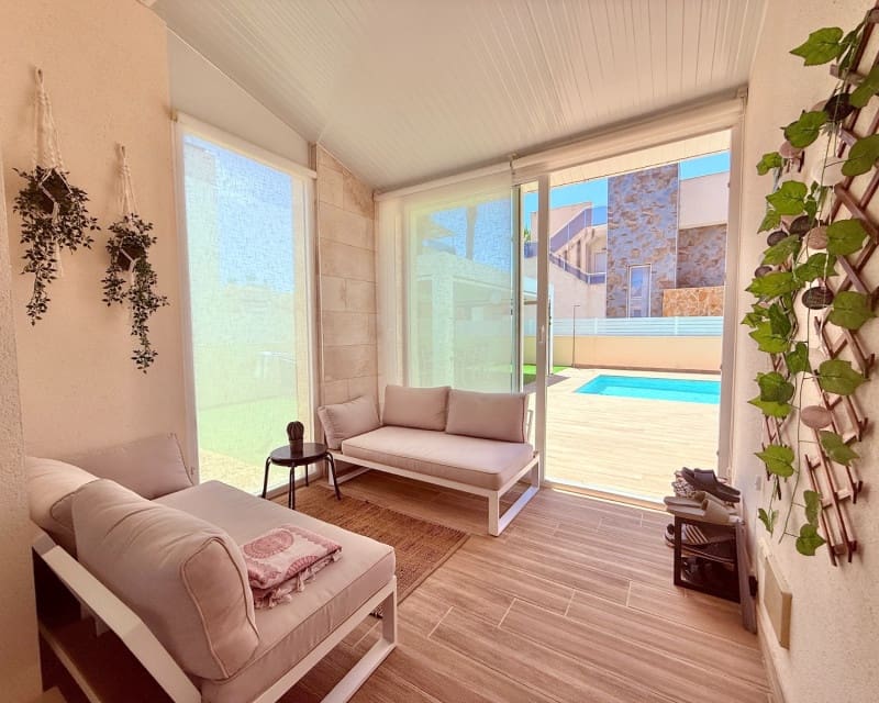 3 slaapkamer Villa te koop in Torrevieja met zwembad - € 749.000 (Ref: 9129025)