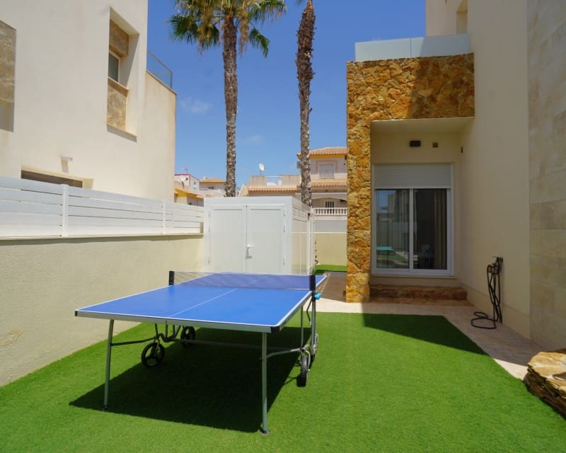 3 slaapkamer Villa te koop in Torrevieja met zwembad - € 749.000 (Ref: 9129025)