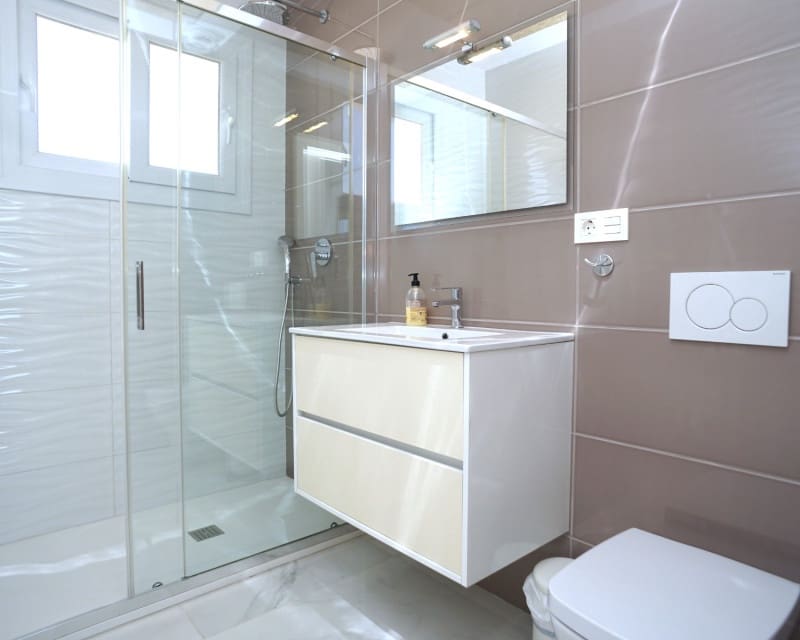 3 slaapkamer Villa te koop in Torrevieja met zwembad - € 749.000 (Ref: 9129025)