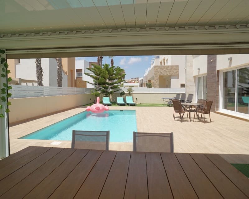 3 slaapkamer Villa te koop in Torrevieja met zwembad - € 749.000 (Ref: 9129025)