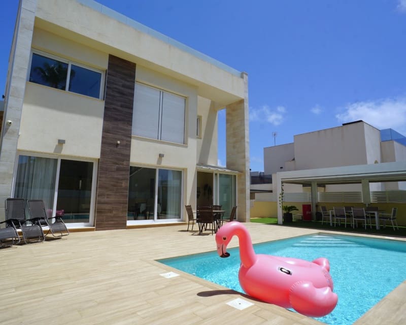 3 slaapkamer Villa te koop in Torrevieja met zwembad - € 749.000 (Ref: 9129025)
