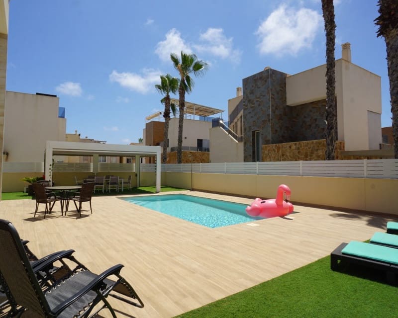 3 slaapkamer Villa te koop in Torrevieja met zwembad - € 749.000 (Ref: 9129025)