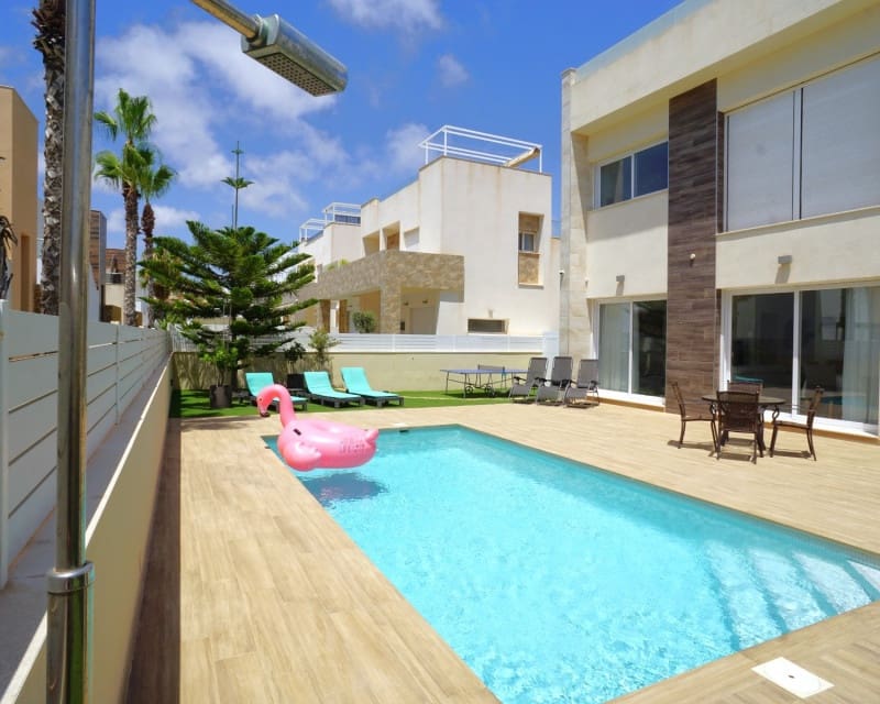 3 slaapkamer Villa te koop in Torrevieja met zwembad - € 749.000 (Ref: 9129025)