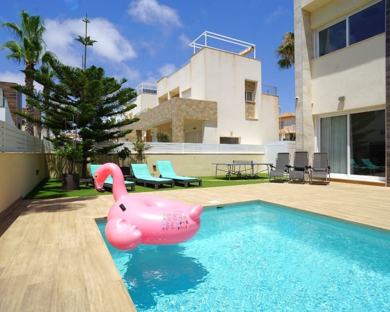 3 slaapkamer Villa te koop in Torrevieja met zwembad - € 749.000 (Ref: 9129025)