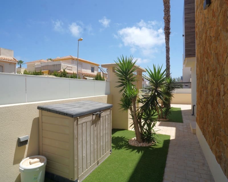 3 slaapkamer Villa te koop in Torrevieja met zwembad - € 749.000 (Ref: 9129025)