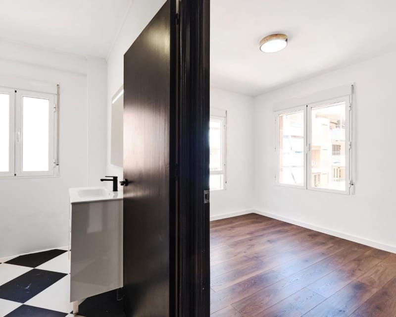 4 makuuhuone Huoneisto myytävänä paikassa Torrevieja - 319 995 € (Ref: 9184496)