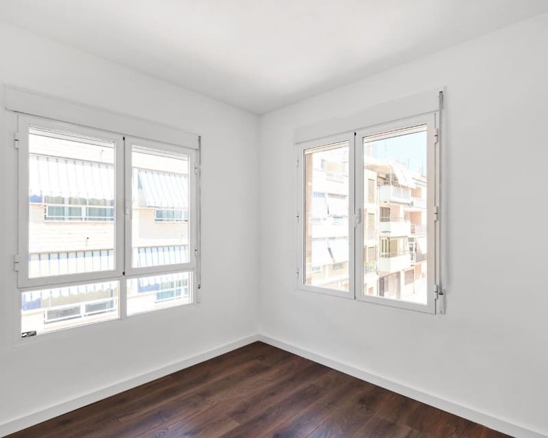 4 makuuhuone Huoneisto myytävänä paikassa Torrevieja - 319 995 € (Ref: 9184496)