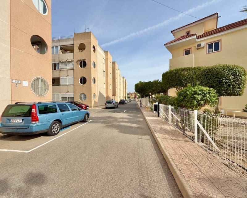2 soveværelse Lejlighed til salg i Torrevieja med swimmingpool - € 115.000 (Ref: 9283518)