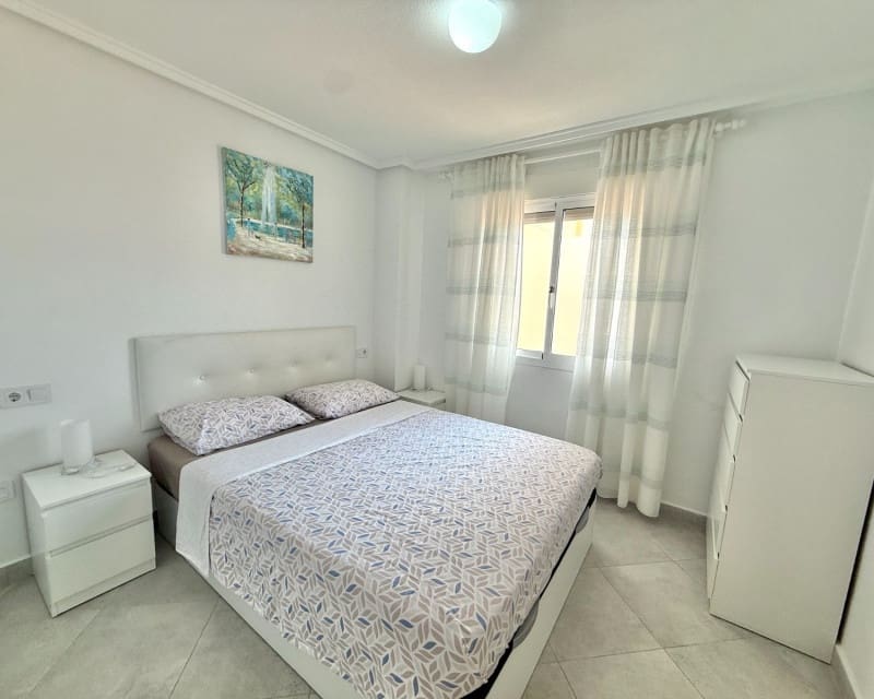 Apartamento de 2 habitaciones en Torrevieja en venta con piscina - 129.000 € (Ref: 9289336)