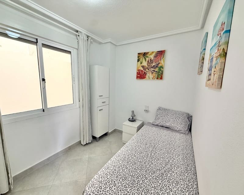 Apartamento de 2 habitaciones en Torrevieja en venta con piscina - 129.000 € (Ref: 9289336)