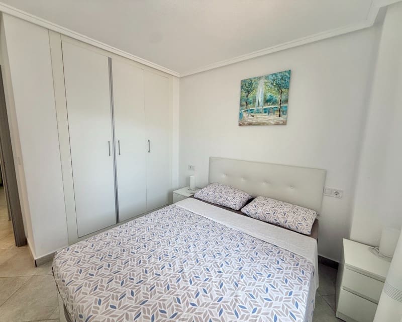 Apartamento de 2 habitaciones en Torrevieja en venta con piscina - 129.000 € (Ref: 9289336)