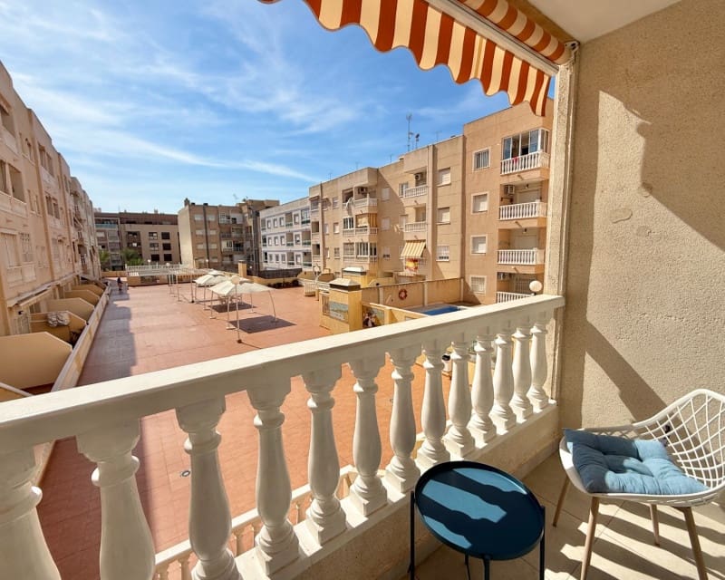 Apartamento de 2 habitaciones en Torrevieja en venta con piscina - 129.000 € (Ref: 9289336)