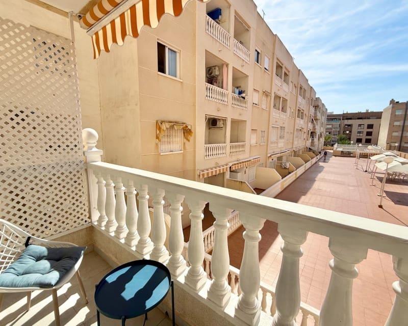 Apartamento de 2 habitaciones en Torrevieja en venta con piscina - 129.000 € (Ref: 9289336)