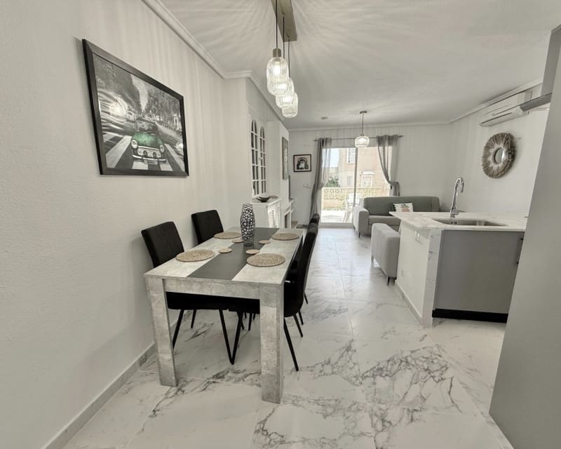 Maison de Ville de 2 chambres à louer à Torrevieja avec piscine - 1 000 € (Ref: 9426197)