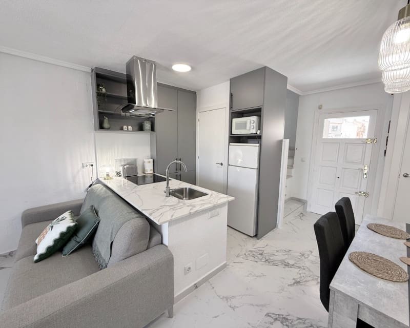 Maison de Ville de 2 chambres à louer à Torrevieja avec piscine - 1 000 € (Ref: 9426197)