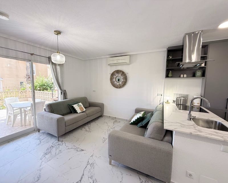 Maison de Ville de 2 chambres à louer à Torrevieja avec piscine - 1 000 € (Ref: 9426197)