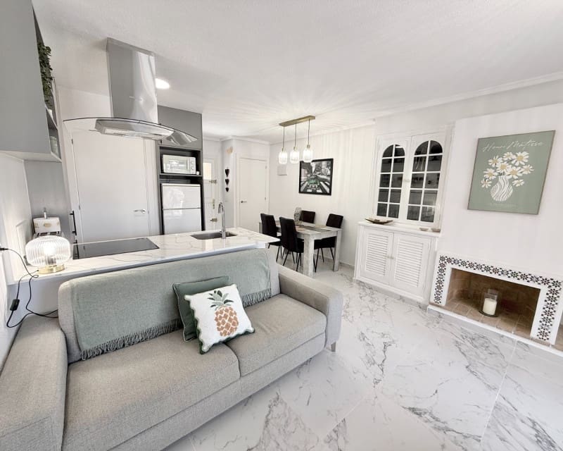 Maison de Ville de 2 chambres à louer à Torrevieja avec piscine - 1 000 € (Ref: 9426197)