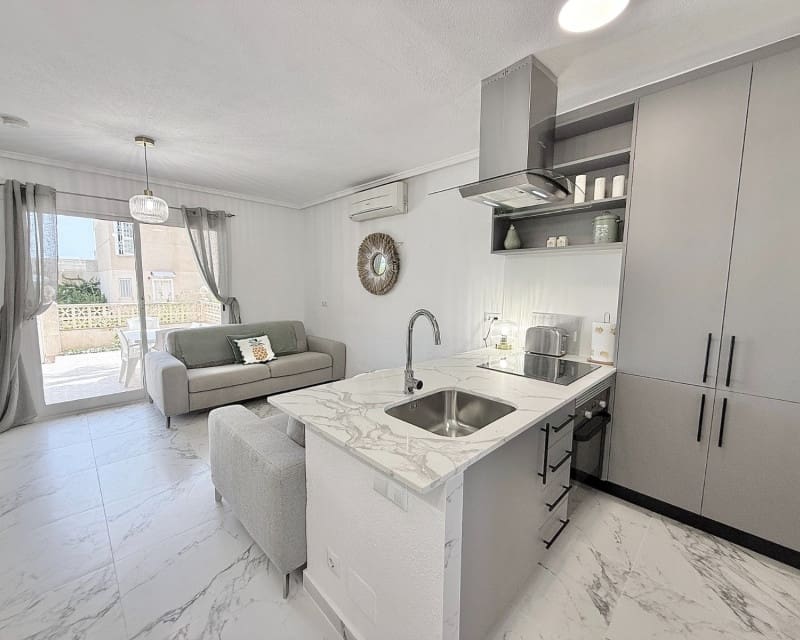 Maison de Ville de 2 chambres à louer à Torrevieja avec piscine - 1 000 € (Ref: 9426197)