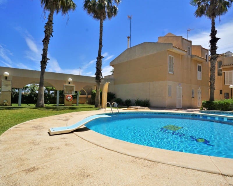 Maison de Ville de 2 chambres à louer à Torrevieja avec piscine - 1 000 € (Ref: 9426197)