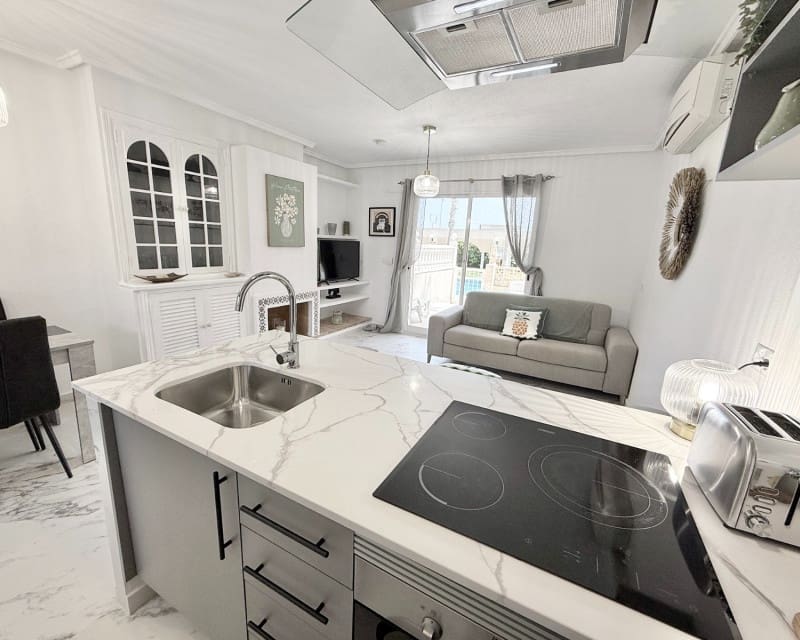 Maison de Ville de 2 chambres à louer à Torrevieja avec piscine - 1 000 € (Ref: 9426197)