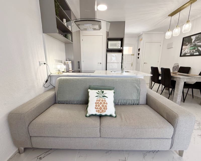 Maison de Ville de 2 chambres à louer à Torrevieja avec piscine - 1 000 € (Ref: 9426197)